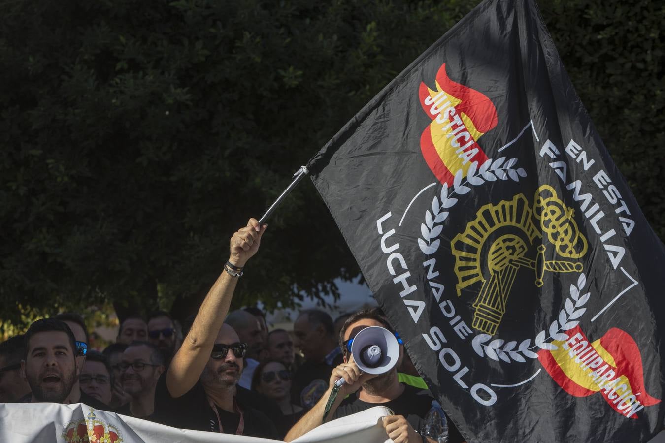 Fotos: Policías y guardias civiles se manifiestan ante la sede del PSOE en Cádiz