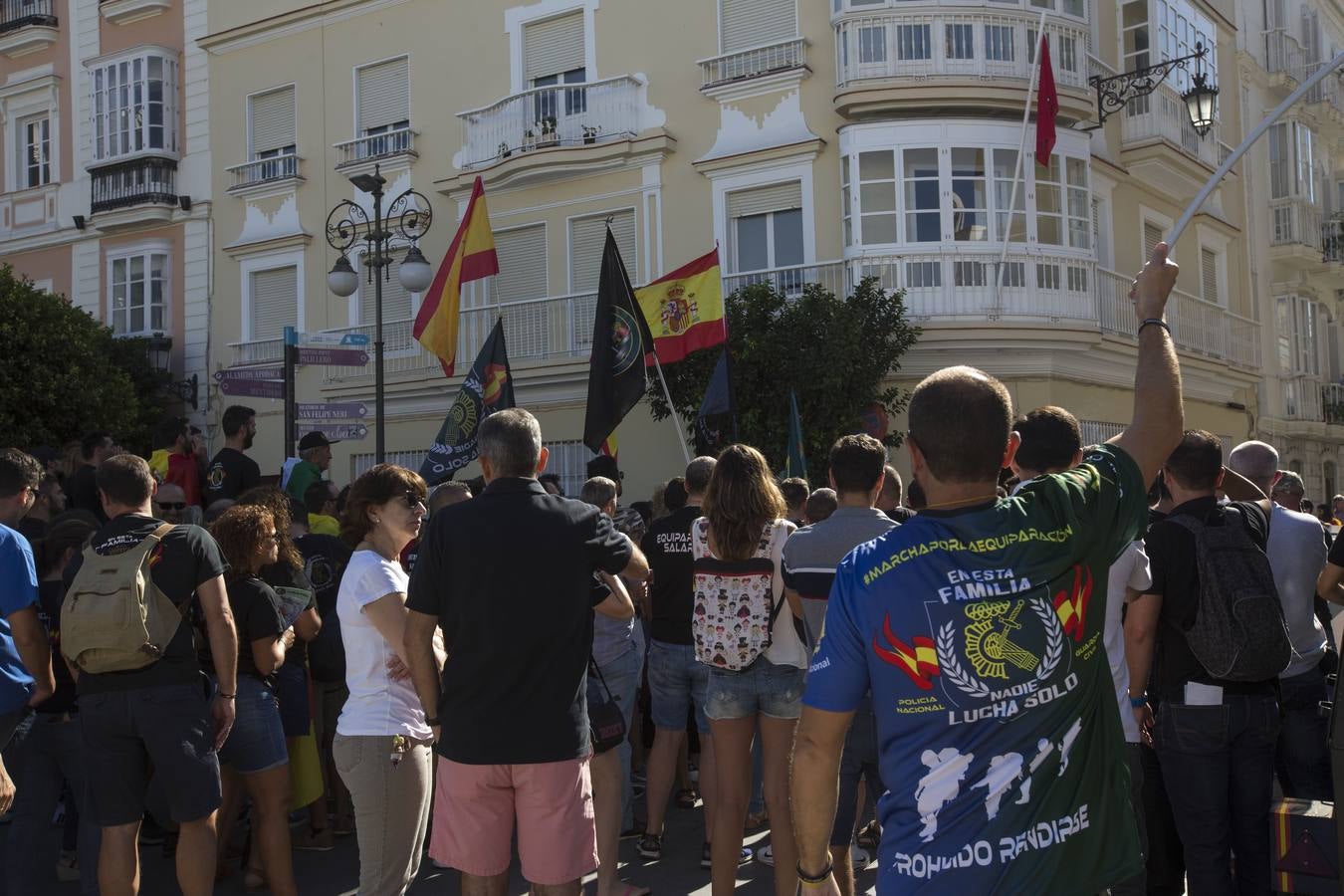 Fotos: Policías y guardias civiles se manifiestan ante la sede del PSOE en Cádiz