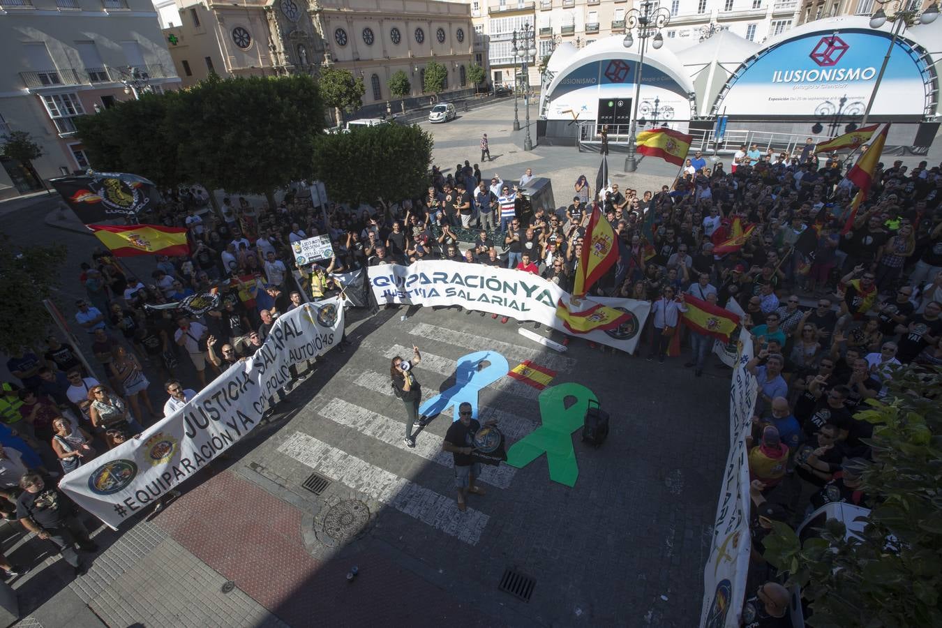 Fotos: Policías y guardias civiles se manifiestan ante la sede del PSOE en Cádiz