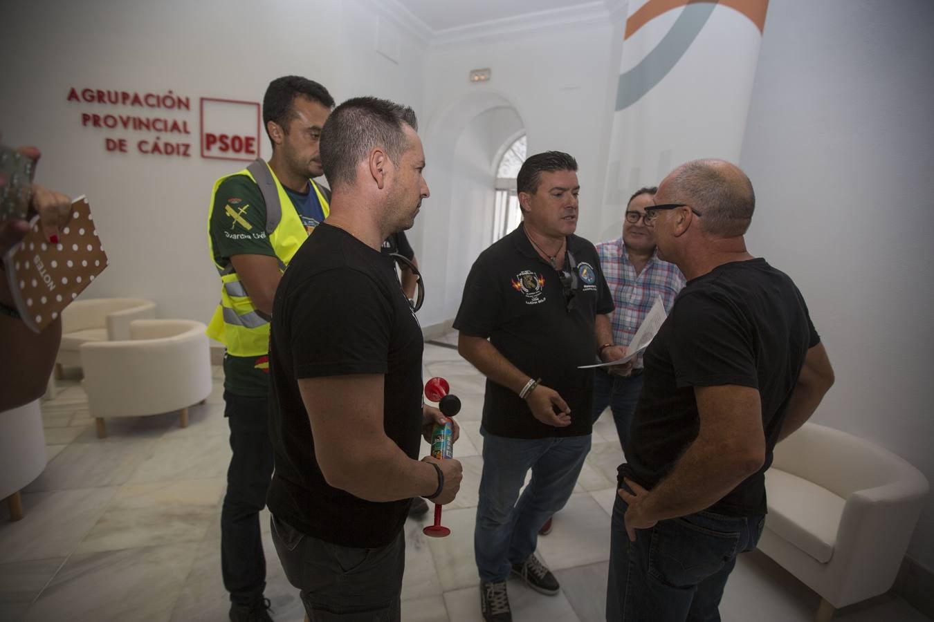 Fotos: Policías y guardias civiles se manifiestan ante la sede del PSOE en Cádiz