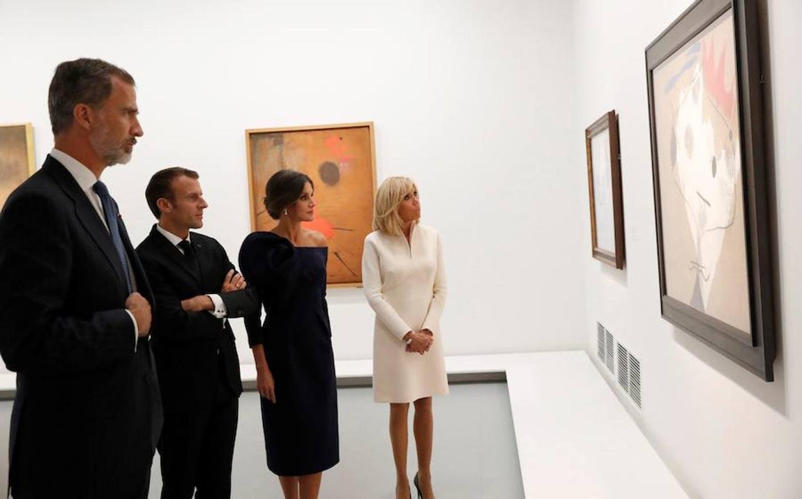 Tras la visita a la retrospectiva del artista español, está previsto que los Reyes acudan a una cena privada junto al mandatario. 