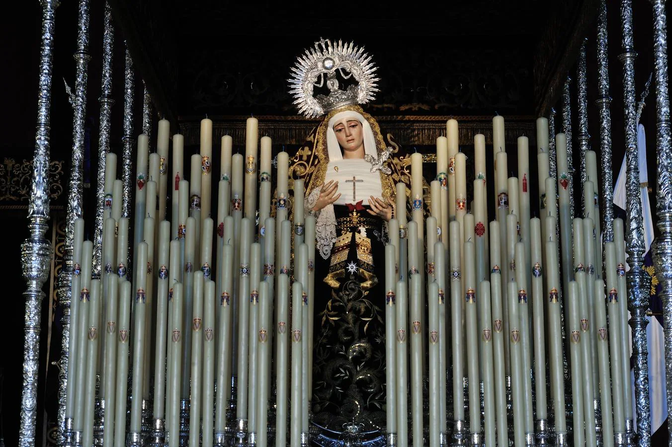 Galería de la Virgen de la Victoria de las Cigarreras en su paso de palio