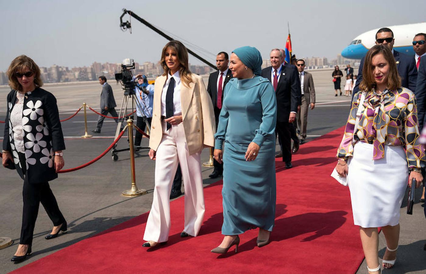 El paseo de Melania Trump por las Pirámides de Egipto, en imágenes. Melania Trump junto a la Primera Dama de Egipto, Intissar Amer, esposa del presidente egipcio Abdel Fattah al-Sisi