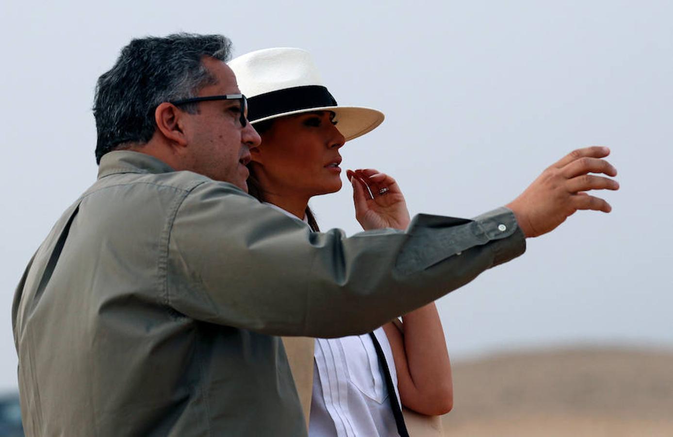 El paseo de Melania Trump por las Pirámides de Egipto, en imágenes. Melania Trump atiende las explicaciones del Ministro de Antigüedades de Egipto, Khaled El-Anany