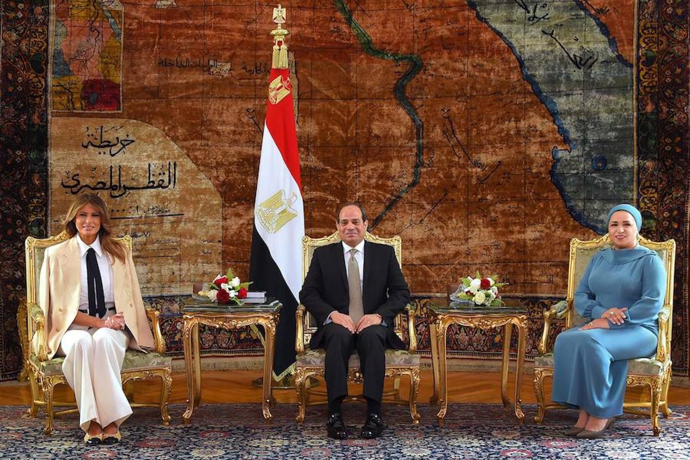 El paseo de Melania Trump por las Pirámides de Egipto, en imágenes. Melania Trump (izda) junto al presidente de Egipto, Abdel Fattah al-Sisi (centro) y su esposa Entissar Mohameed Amer