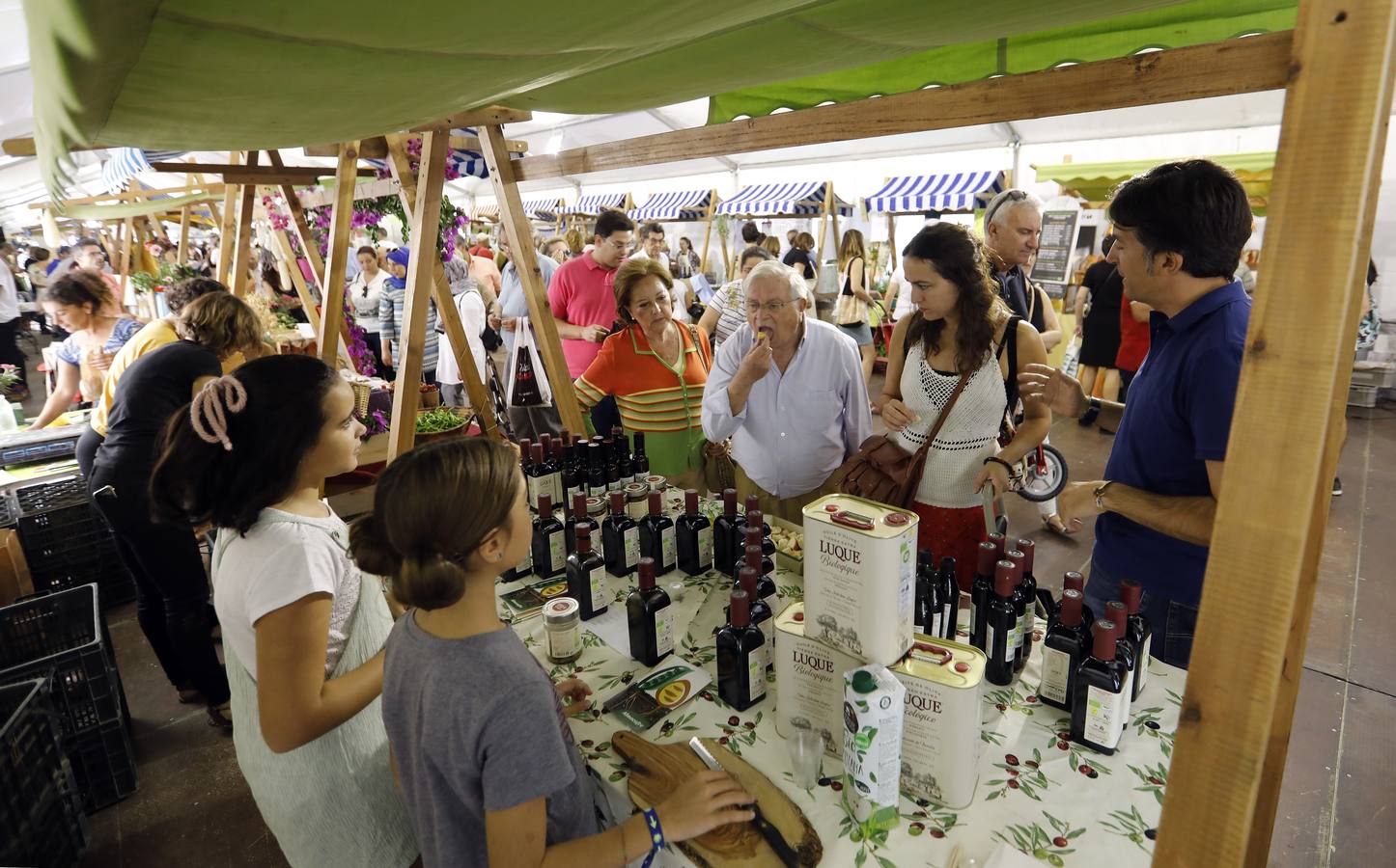 El populoso ambiente del Ecomercado de Córdoba, en imágenes