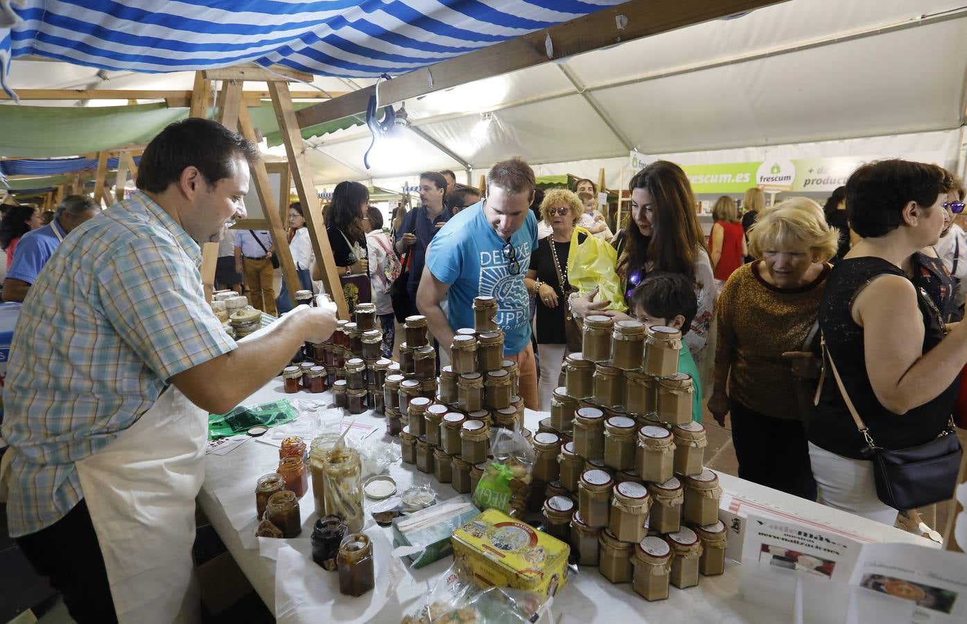 El populoso ambiente del Ecomercado de Córdoba, en imágenes