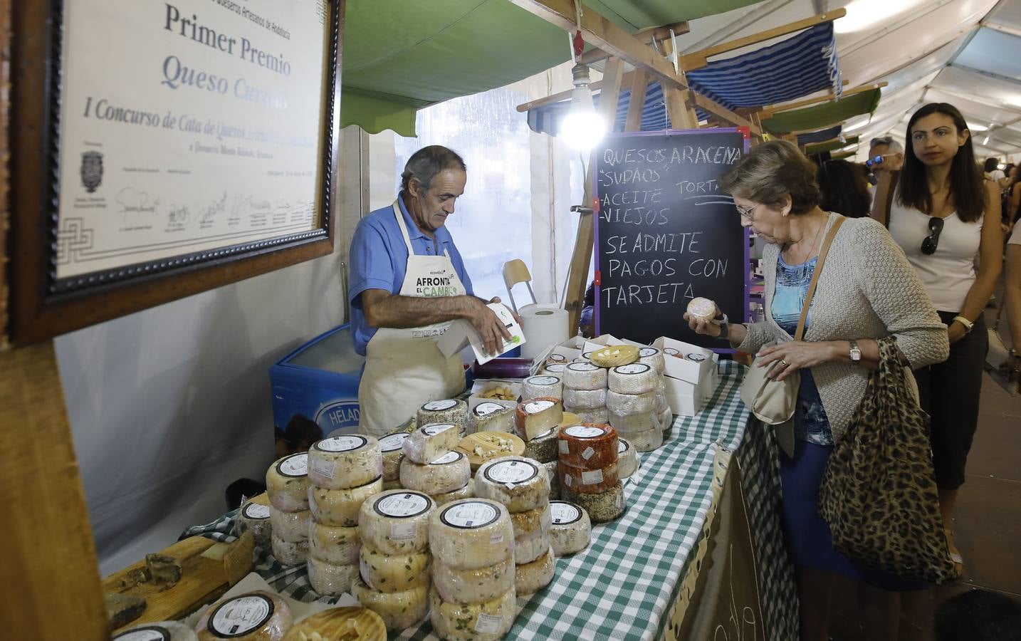 El populoso ambiente del Ecomercado de Córdoba, en imágenes