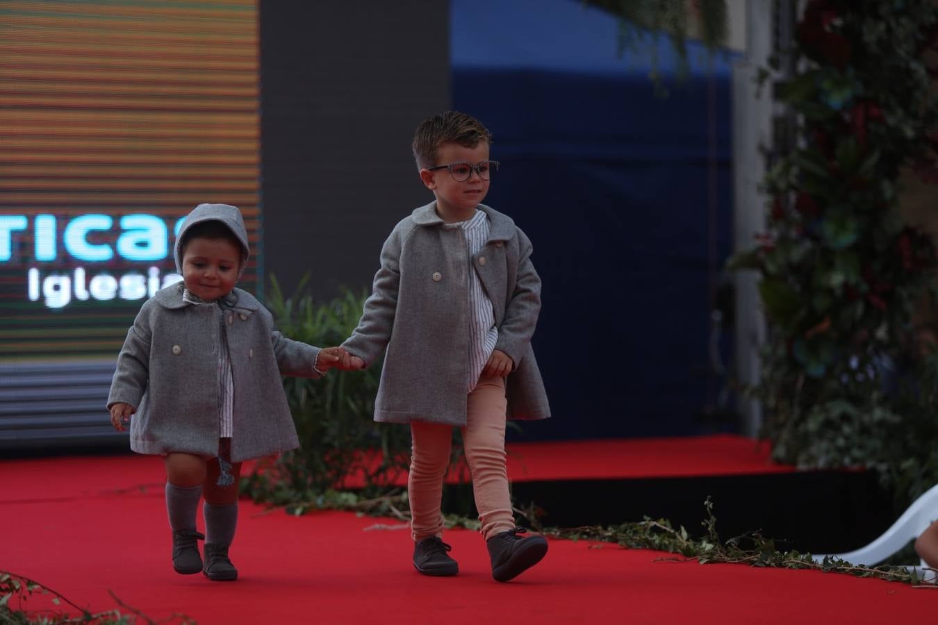 Fotos: Pasarela de moda en la Plaza de la Catedral de Cádiz