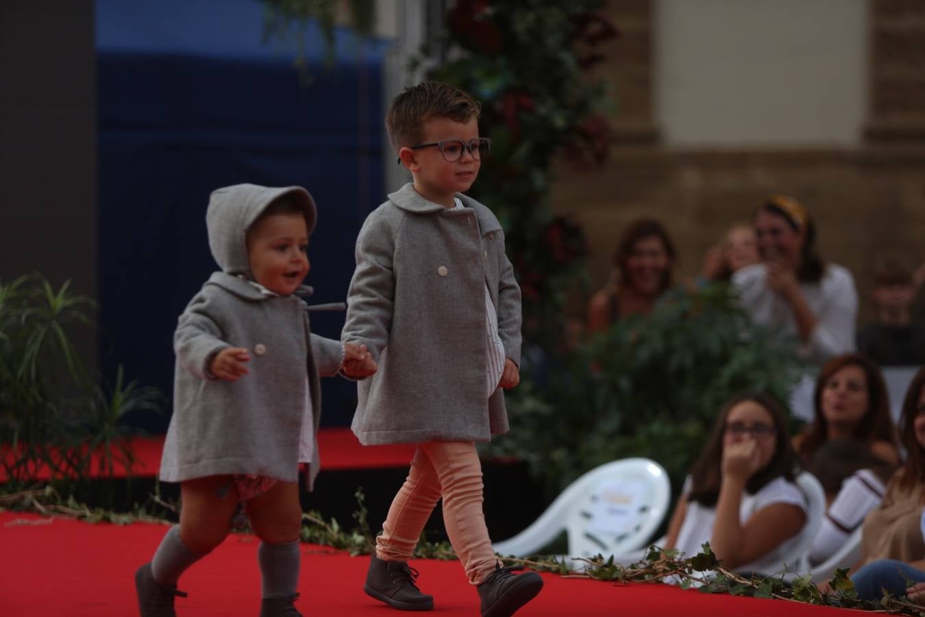 Fotos: Pasarela de moda en la Plaza de la Catedral de Cádiz