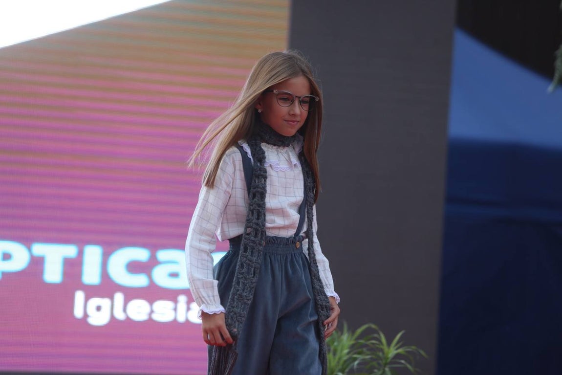 Fotos: Pasarela de moda en la Plaza de la Catedral de Cádiz