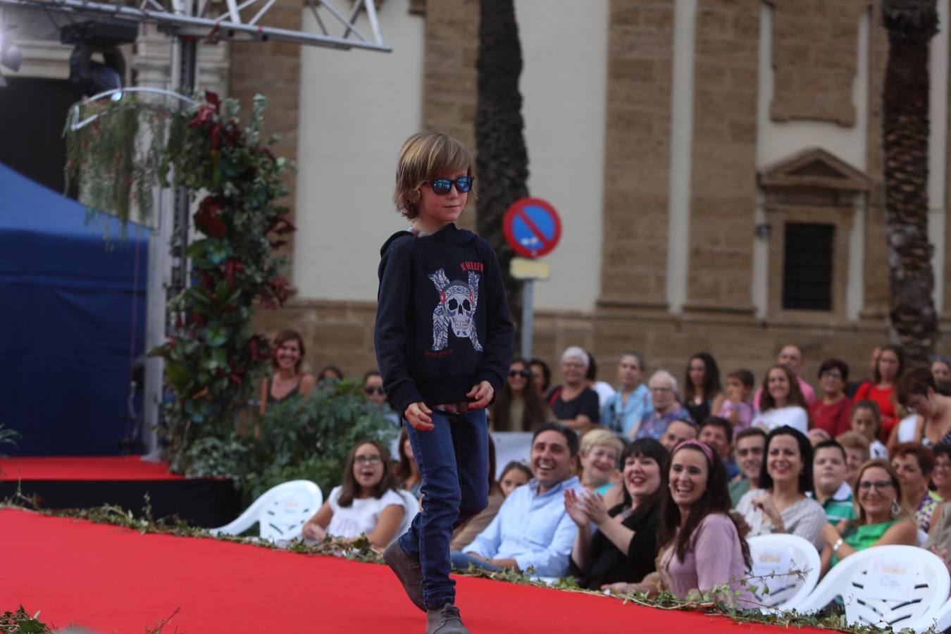 Fotos: Pasarela de moda en la Plaza de la Catedral de Cádiz