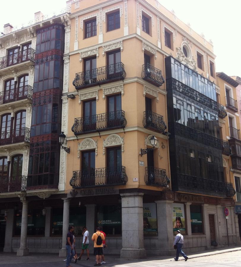 El edificio que trazó Ezequiel Martín para Epifanio de la Azuela, captado en 2013. Foto Rafael del Cerro. 