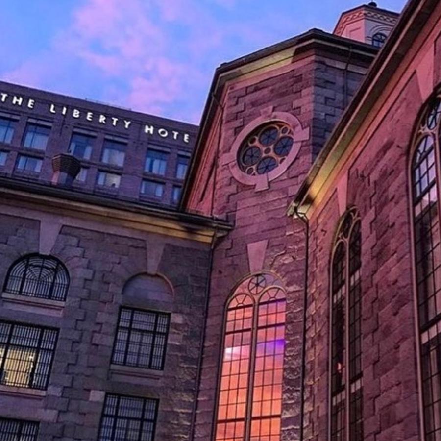 Charles Street Jail. La histórica cárcel del condado de Suffolkse construyó en el año 1851. En sus instalaciones internaron a figuras tan conocidas como John White Webster, James Michael Curley, Malcolm X o Sacco y Vanzetti