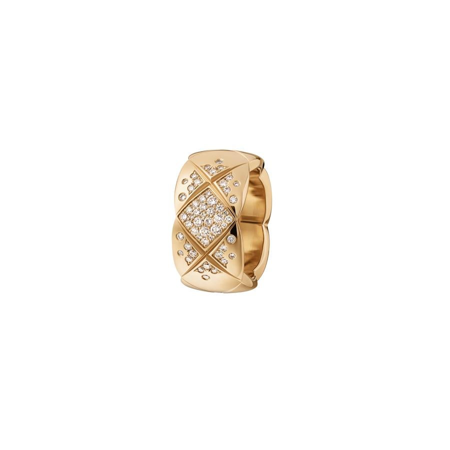 Anillo de oro Beige de la colección Coco Crush. Exclusivo de la firma Chanel, es un tono que podría incluirse entre el oro rosa y el rojo, pero con un toque de amarillo pálido