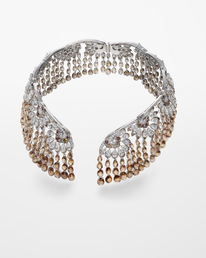 Collar de flecos de oro ético. Collar de flecosde oro blanco engastado con diamantes talla pera (38 q) y diamantes de colores talla briolette. Precio: CPV