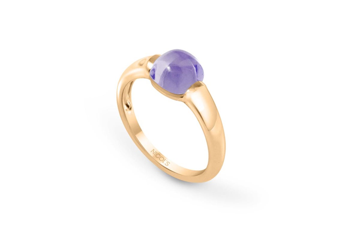 Anillo en cuarzo rosa con amatista redonda. Anillo en oro rosa y piedra central amatista redondeada. PVP: 760 €