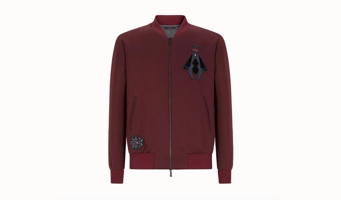 Deportiva. Chaqueta de tejido de neopreno en color burdeos con bordados. (Precio: 1.100€)