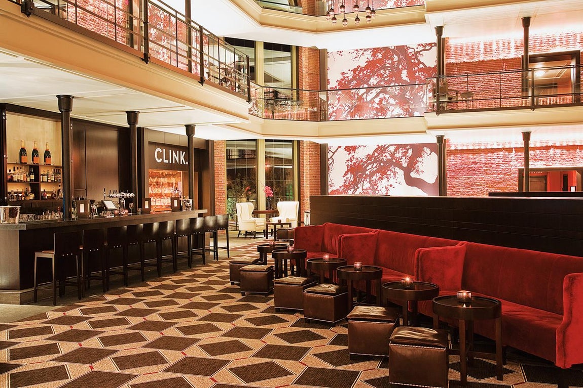 Liberty Bar. Ubicado en un lateral del vestíbulo, en este lugar se sirven tentempiés gourmet acompañados de la mejor coctelería de la ciudad. Es uno de los locales más recomendable para conocer el ambiente nocturno de Boston