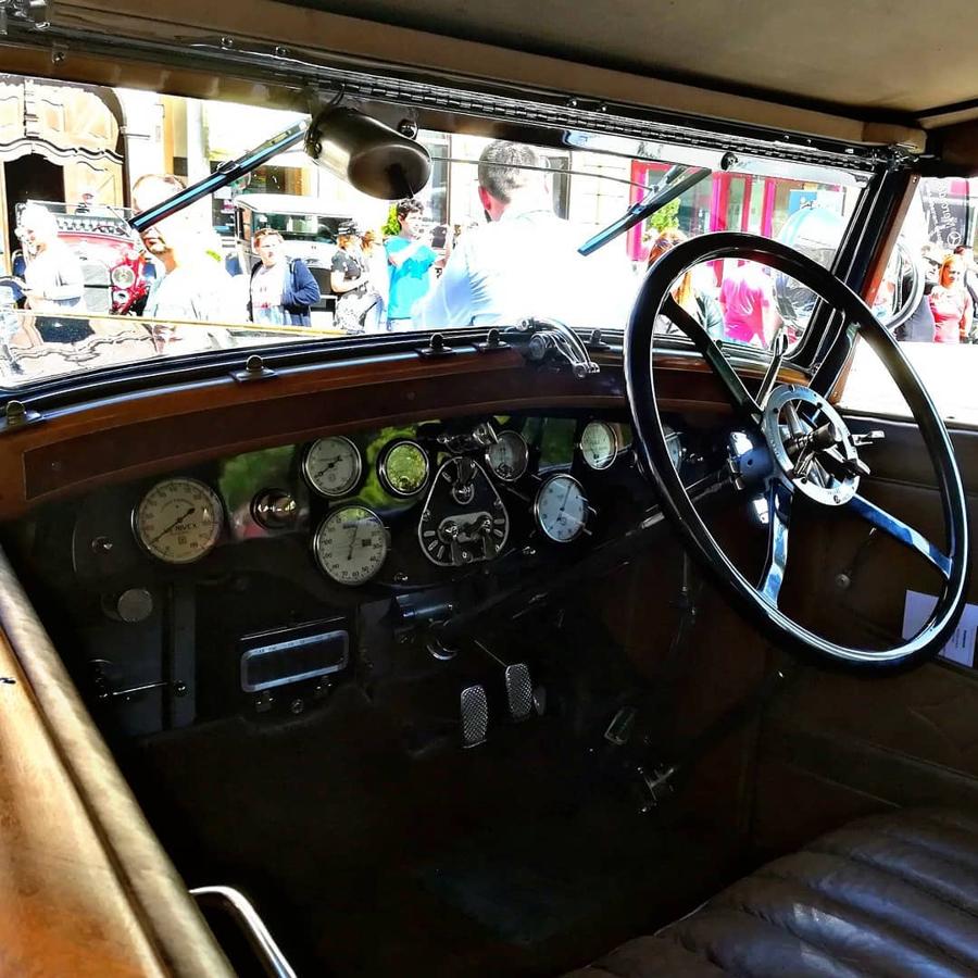 Hispano-Suiza H-6. Las especificaciones pueden resultar escasas hoy en día pero, sin olvidar que hablamos de un coche de hace casi 100 años, sorprenden sus 135 cv y una velocidad máxima de 140 km/h y alcanzaba los 100 en 7,2 segundos. Entre los avances que incorporaban, destacaba un sistema de frenos, cuya patente llegó a adquirir Rolls Royce. Solo el chasis costaba 40.000 pesetas de la época y el precio completo se igualaba al de cinco vehículos de gama alta americanos