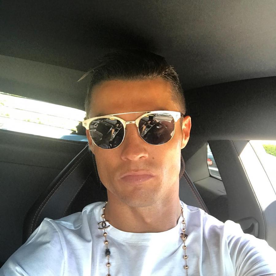 Complementos exclusivos. Cristiano es aficionado a llevar todo tipo de complementos de las firmas de moda más exclusivas. En esta ocasión en una de las fotos que compartió en su perfil de Instagram podemos verlo con un collar con el logo de Chanel.