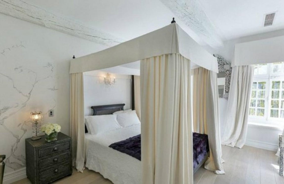 Muy grande. La mansión  cuenta con seis dormitorios, cuatro baños, varios salones y una capilla. La vivienda se alza en una finca de 8 hectáreas de terreno