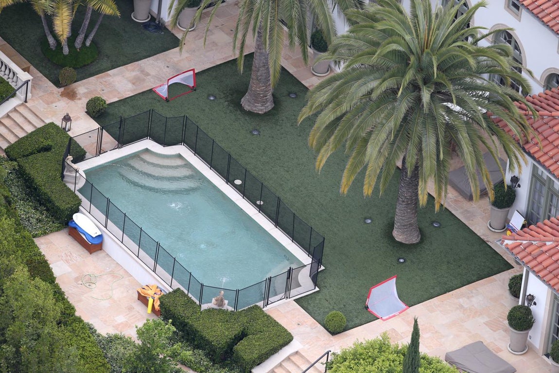 Piscina. Tiene una piscina en el jardín a la que se accede desde la parte trasera de la casa