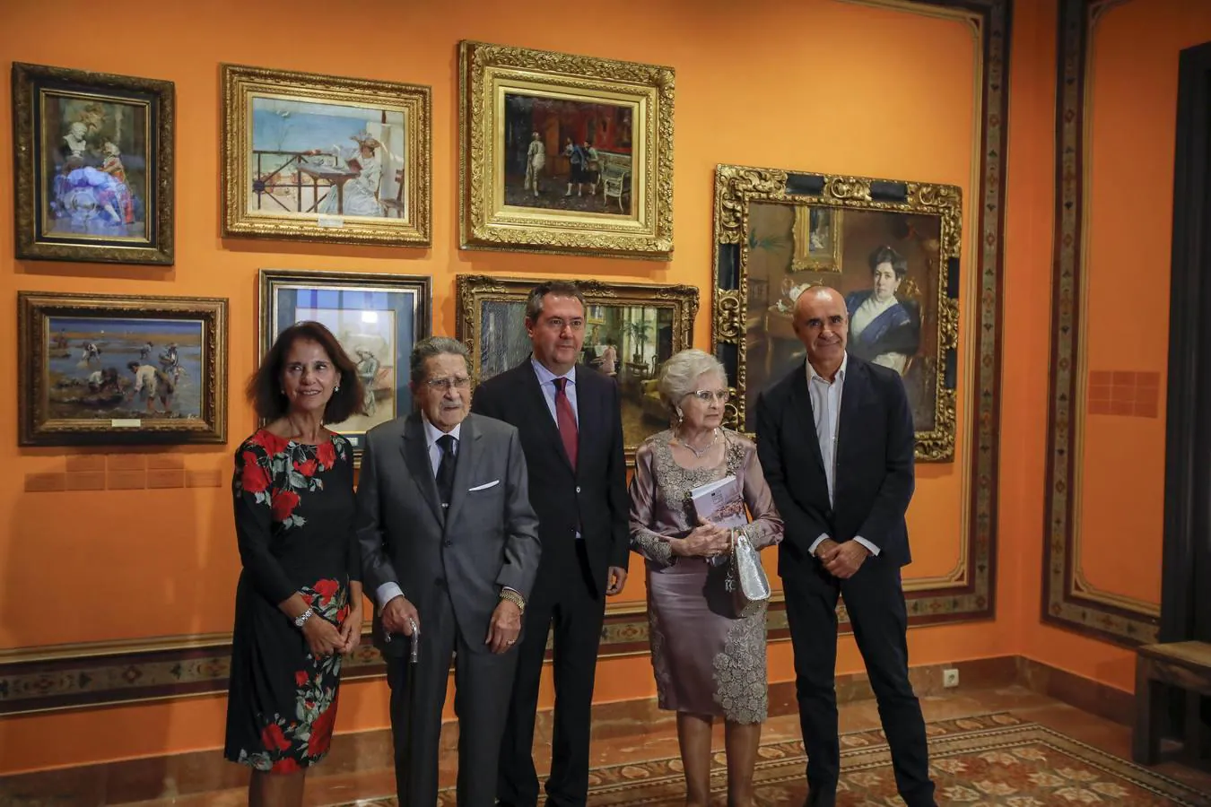 La marquesa de Méritos, Mariano Bellver, Juan Espadas, Dolores Mejías y Antonio Muñoz posan durante la inauguración de la exposición