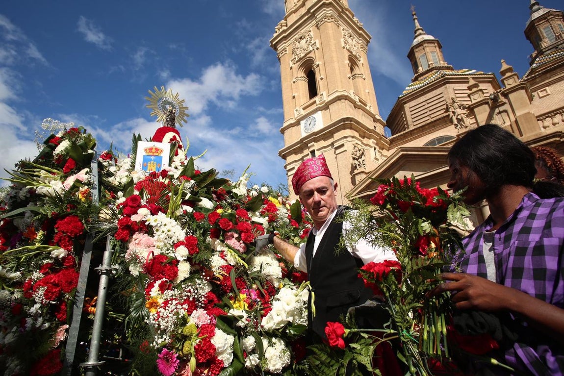 Millones de flores. El gigantesco manto floral se soporta sobre una pirámide metálica que pesa 20 toneladas