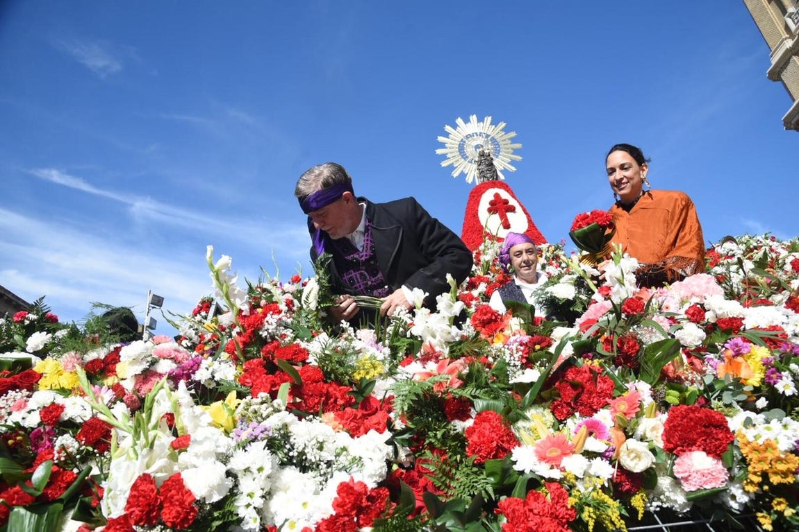 El alcalde de Zaragoza, con sus flores y abucheado. El alcalde de Zaragoza, Pedro Santisteve, de la órbita de Podemos, ha encabezado un año más -como marca la tradición- el desfile de la Corporación municipal durante la Ofrenda. Lo ha hecho entre pitidos y abucheos cuando ha salido por la puerta de la Casa Consistorial, en la misma Plaza del Pilar. Preguntado por los abucheos que ha recibido, los ha minimizado: «Entran dentro del cargo», ha dicho.