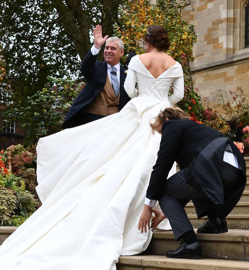 Tocados volando y faldas a lo loco: el viento ridiculiza el desfile de los invitados en la boda de Eugenia de York