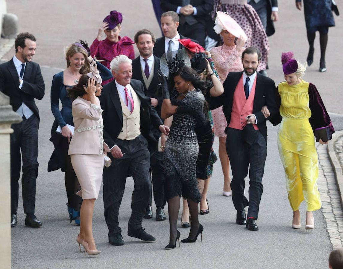 Tocados volando y faldas a lo loco: el viento ridiculiza el desfile de los invitados en la boda de Eugenia de York