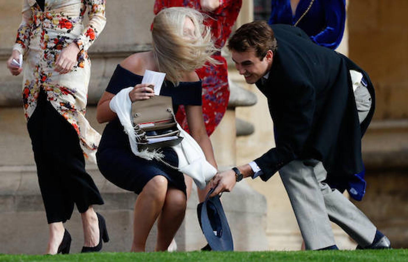 Tocados volando y faldas a lo loco: el viento ridiculiza el desfile de los invitados en la boda de Eugenia de York