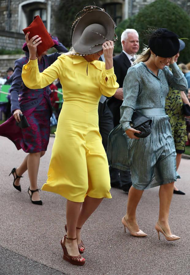 Tocados volando y faldas a lo loco: el viento ridiculiza el desfile de los invitados en la boda de Eugenia de York