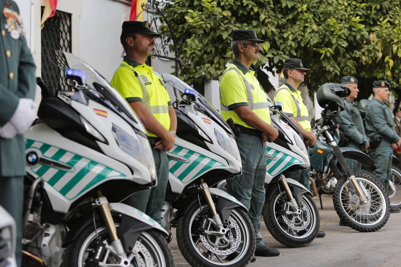 El homenaje a los caídos de la Guardia Civil y el desfile del día de la patrona, en imágenes