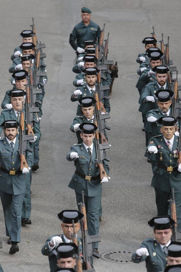 El homenaje a los caídos de la Guardia Civil y el desfile del día de la patrona, en imágenes