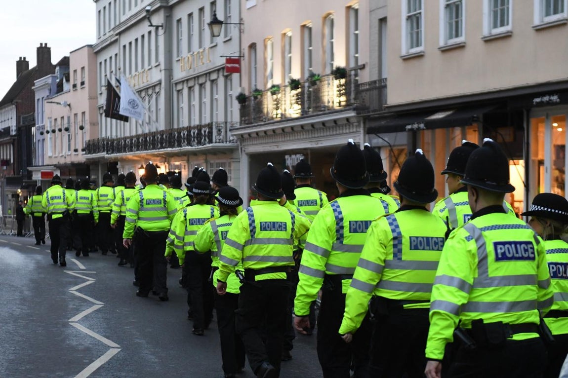 Los primeros curiosos comienzan a inundar las calles de Londres para ser testigos del gran enlace real. 