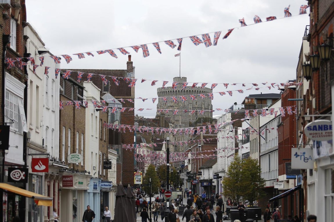 Los primeros curiosos comienzan a inundar las calles de Londres para ser testigos del gran enlace real. 