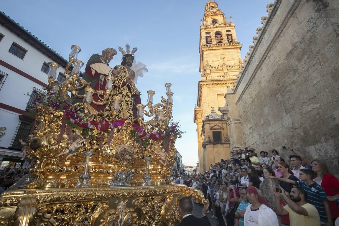 La procesión extraordinaria del Señor de la Humildad y Paciencia, en imágenes