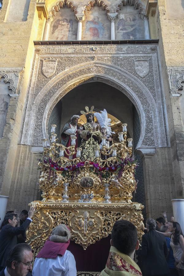 La procesión extraordinaria del Señor de la Humildad y Paciencia, en imágenes
