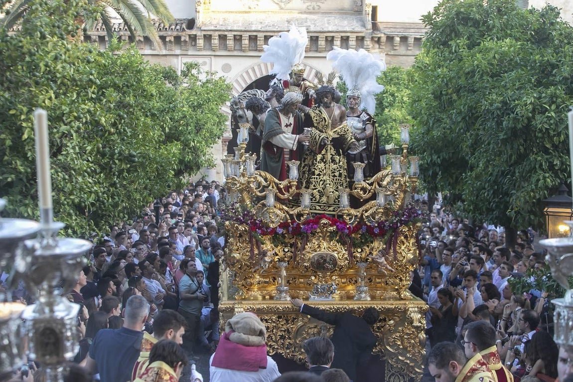 La procesión extraordinaria del Señor de la Humildad y Paciencia, en imágenes