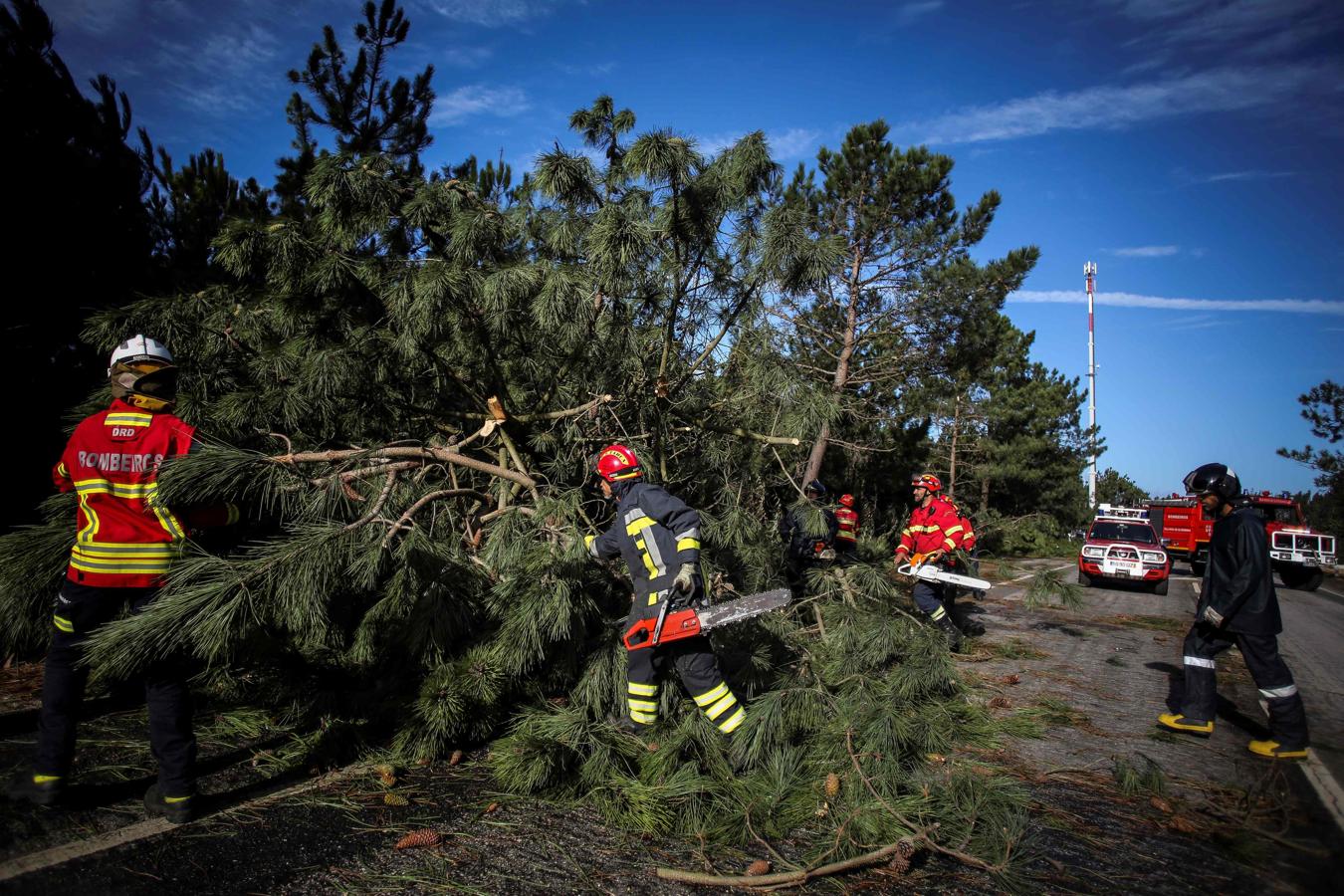 Los bomberos de Figueira da Foz, en Portugal, trabajan tras el paso de Leslie. 