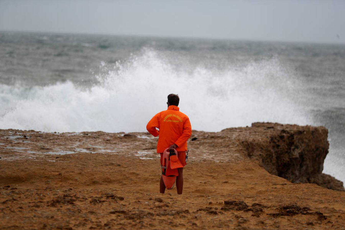 Fuerte oleaje en la costa portuguesa, cerca de Cascais. 