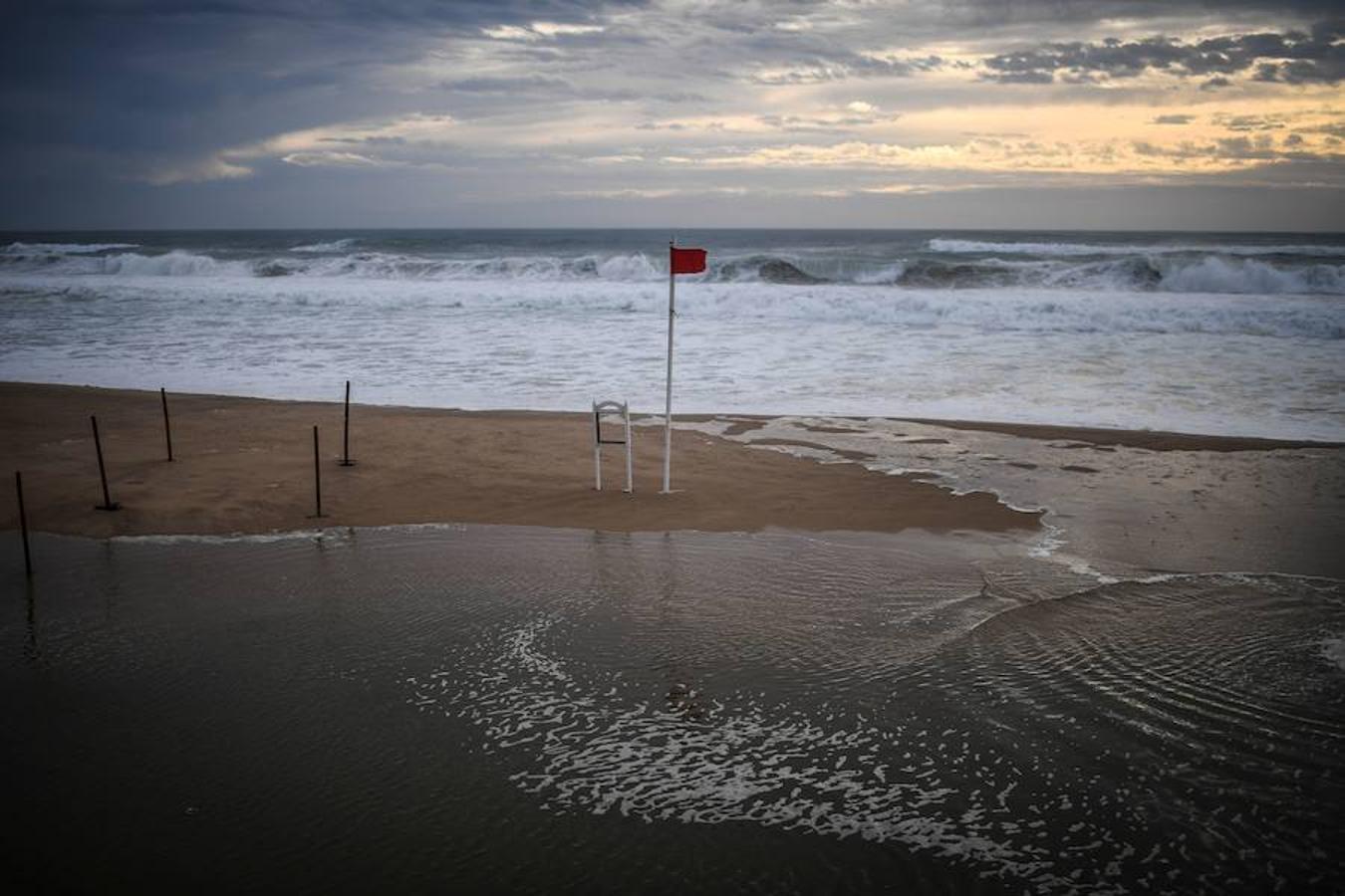 Bandera roja en Costa da Caparica, cerca de Lisboa. 