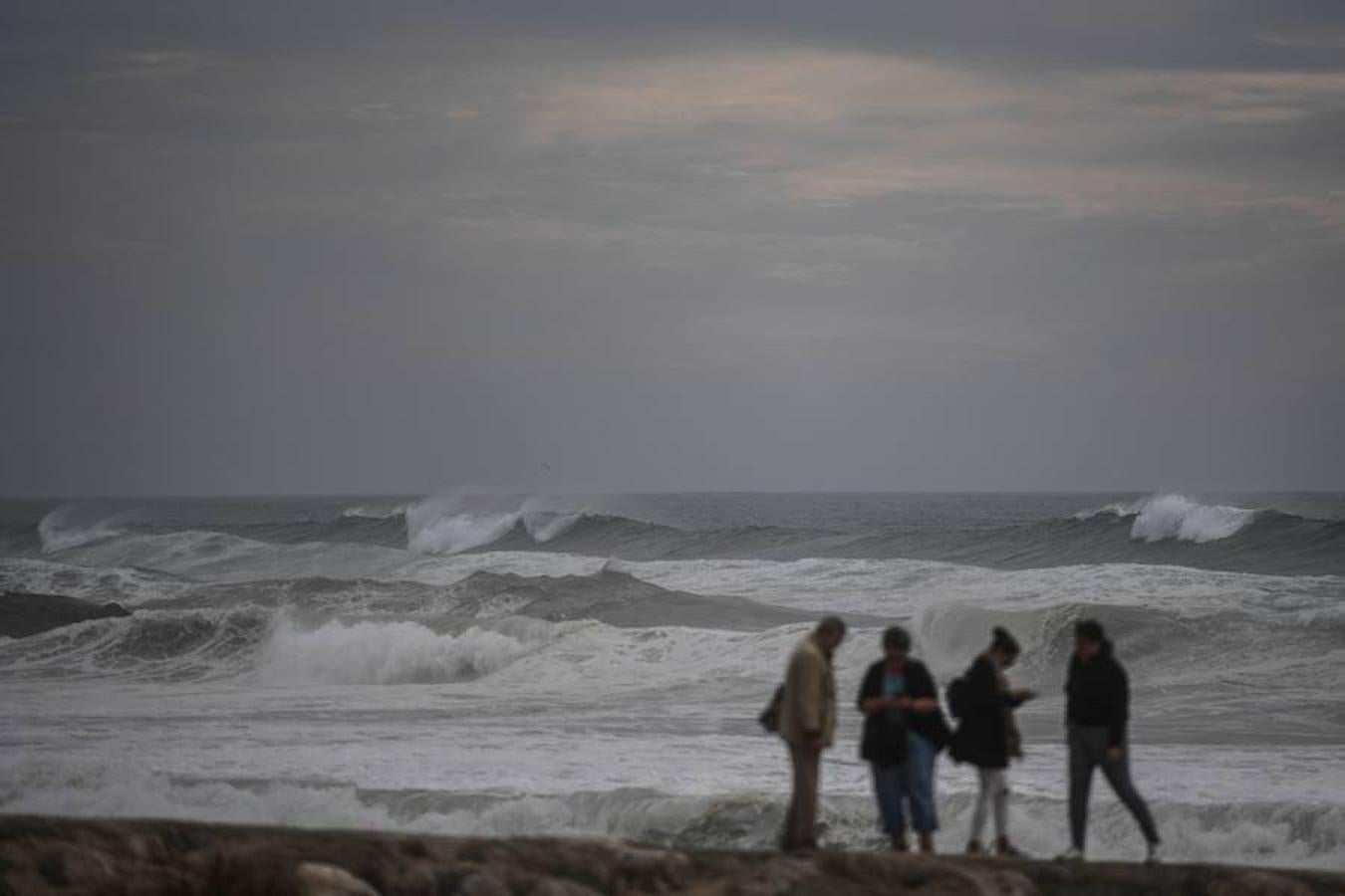 Leslie provocó fuerte oleaje en Costa da Caparica. 