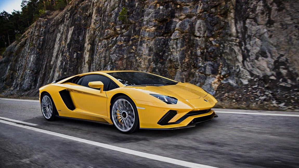 Lamborghini Aventador. En concreto, la última versión del Lamborghini Aventador, un modelo valorado en más de 400.000 euros, está dotado con un motor V12 de 6.498 cm3 que ofrece unos 740 cv