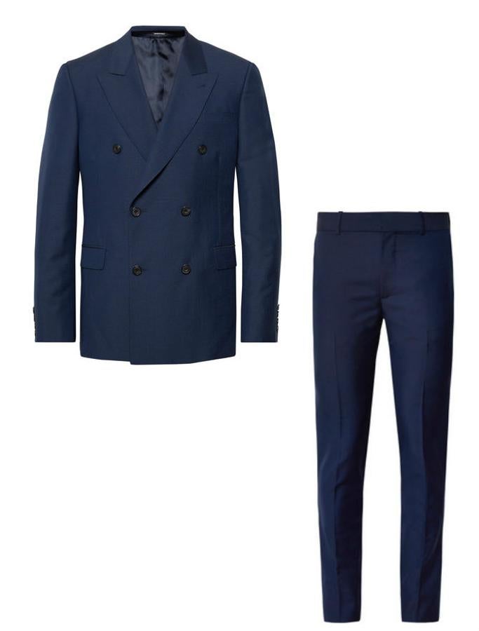 Traje de Alexander McQueen. La firma británica da libertad a la influencia de Savile Row en este traje cruzado de silueta clásica cruzada realizado en lana y mohair. Está cortado en Italia y tiene detalles como los hombros acolchados. Precio: 2770 euros.