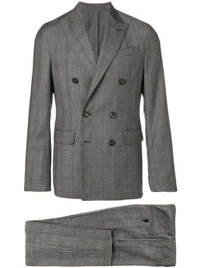 Traje de Dsquared2. Este traje respeta las líneas esenciales de la visión de la moda que tiene la marca italiana Dsquared2. Realizado en lana de color gris, destaca la silueta más entallada que en otros diseños más clásicos. Precio: 1685 euros.