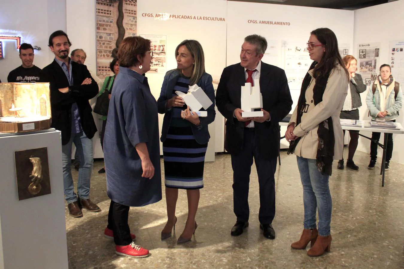 En la inauguración de la muestra, la alcaldesa ha estado acompañada por la directora de la Escuela, Sagrario Martín-Caro, así como por la concejala de Cultura, Nuria Cogolludo, entre otros. 