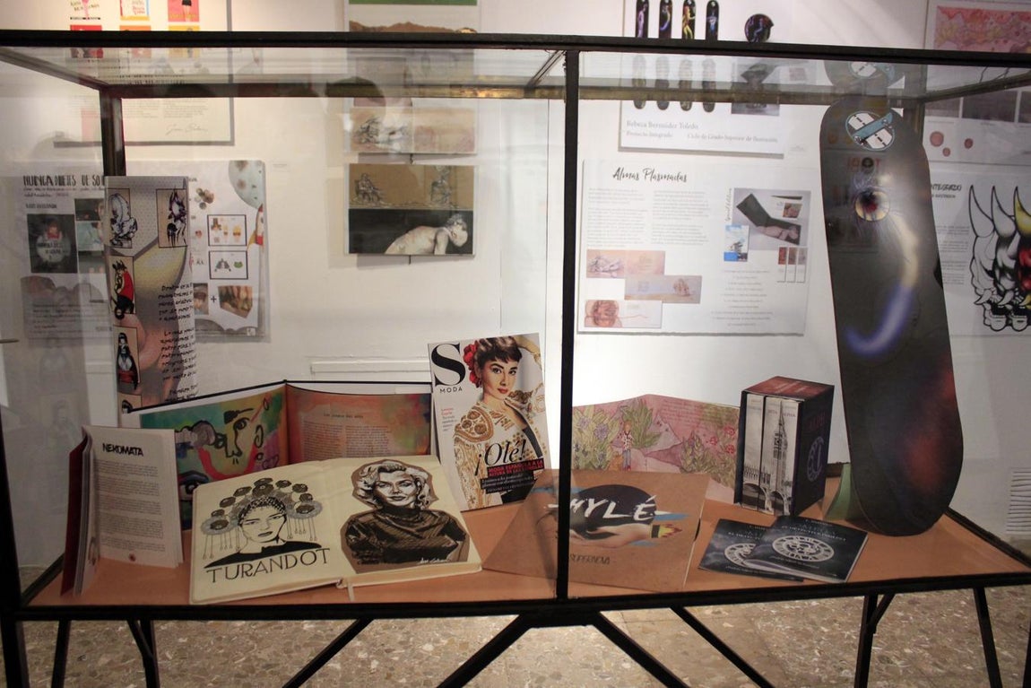 La exposición de fin de ciclo de los alumnos de la Escuela de Arte, en imágenes